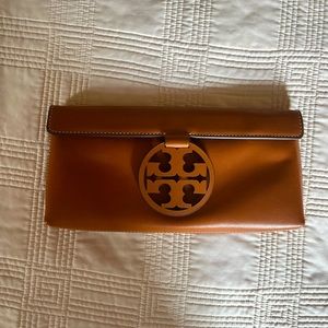 Soooooo POSH!! Gorgeous authentic Tory Burch clutch.